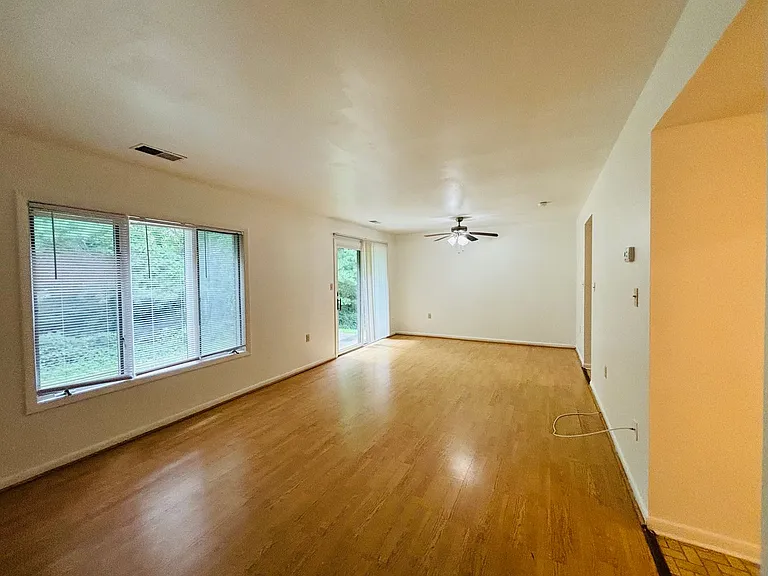320 Shenandoah Cir — Photo 4