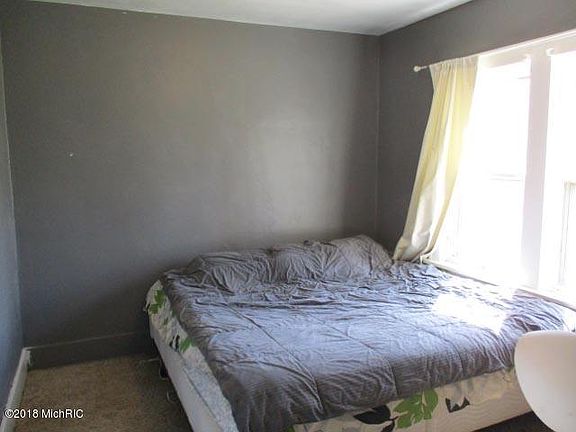 5th image of 935 Golden Ave