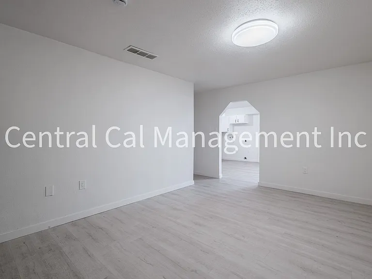 1313 E Planz Rd — Photo 3