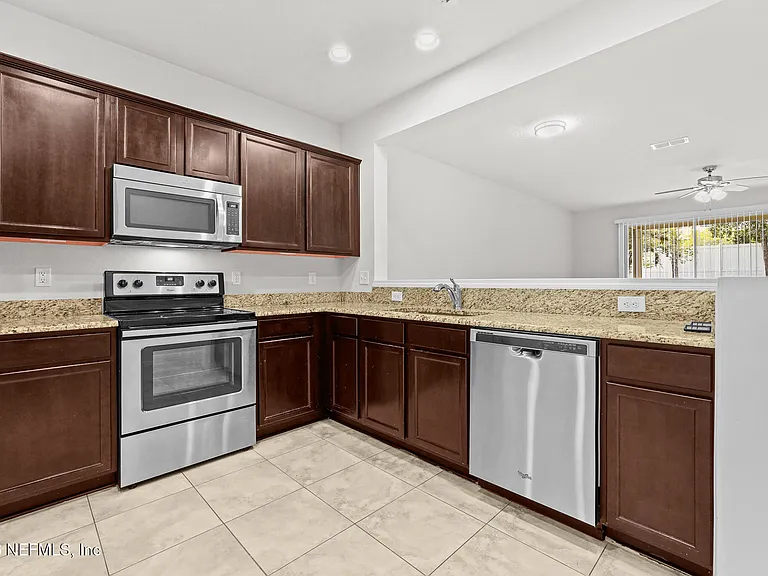 6791 Roundleaf Dr — Photo 12