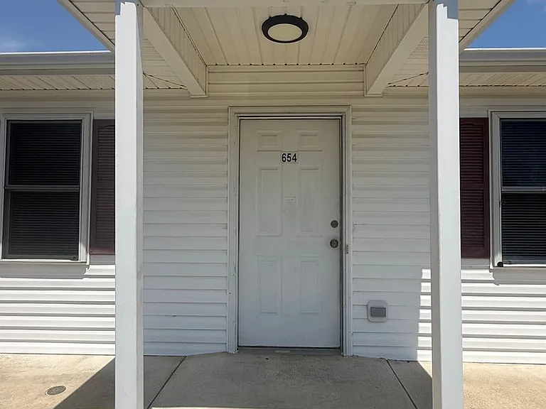 Two bedroom, one bath apartment in Burlington — Photo 22