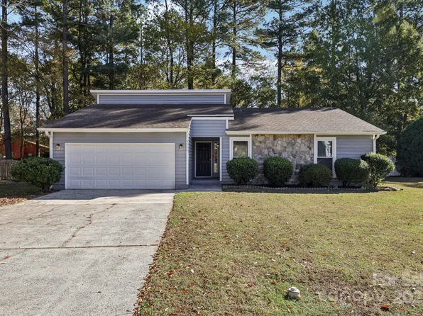 7030 Huntsmaster Dr, Charlotte, NC 28277