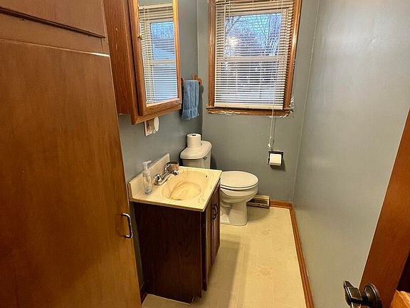 5th image of 917 S 8th St