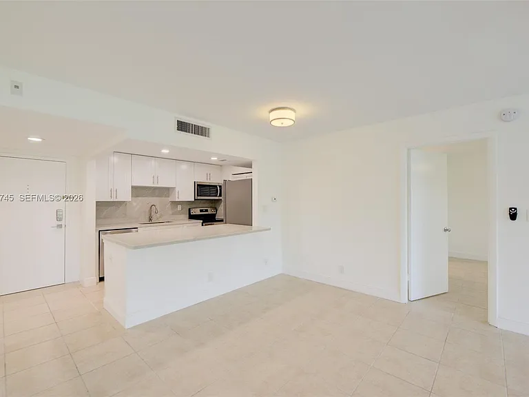200 Lakeview Dr #211 — Photo 1