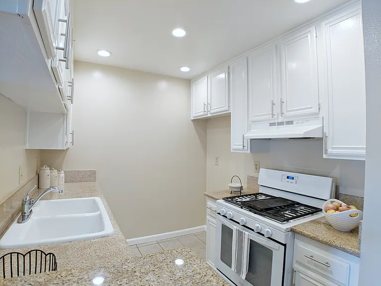 428 Hawthorne St — Photo 23