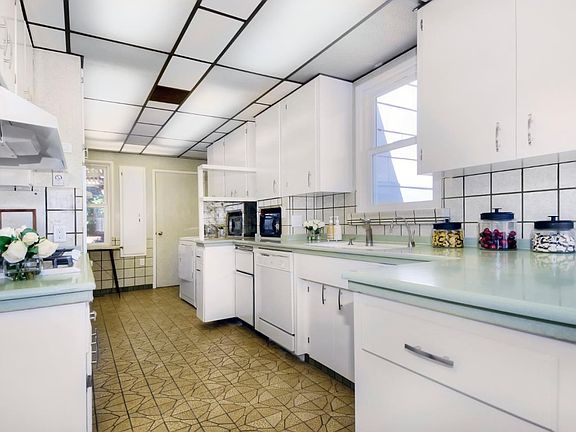 4th image of 3102 Oak Knoll Dr