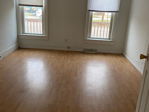 2nd image of 953 W 22nd St #1
