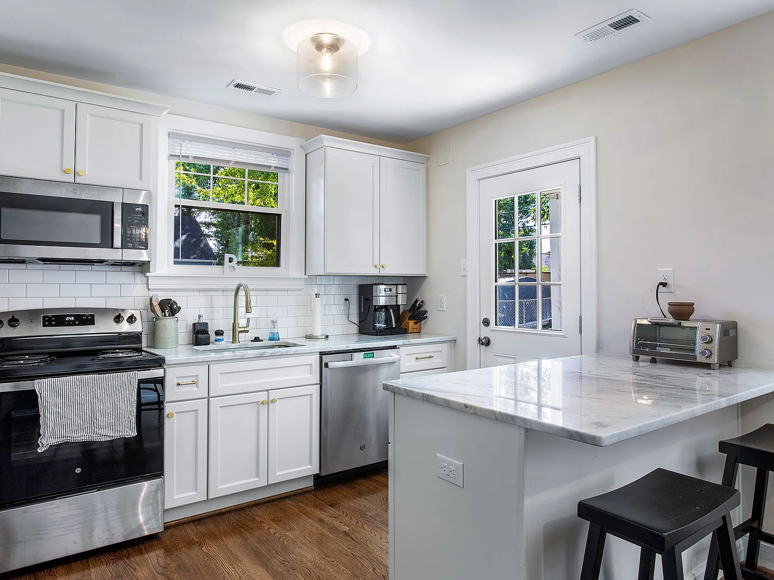 3 bed, 1287 sqft, $2,495 — Photo 3