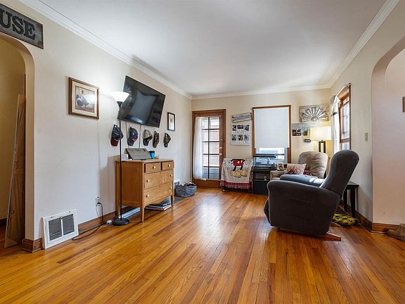 4th image of 1929 Warren St
