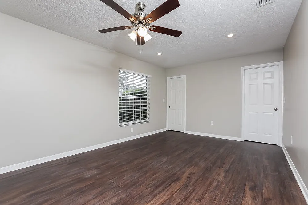 4 bed, 2.5 bath, 2285 sqft, $2,540 — Photo 3