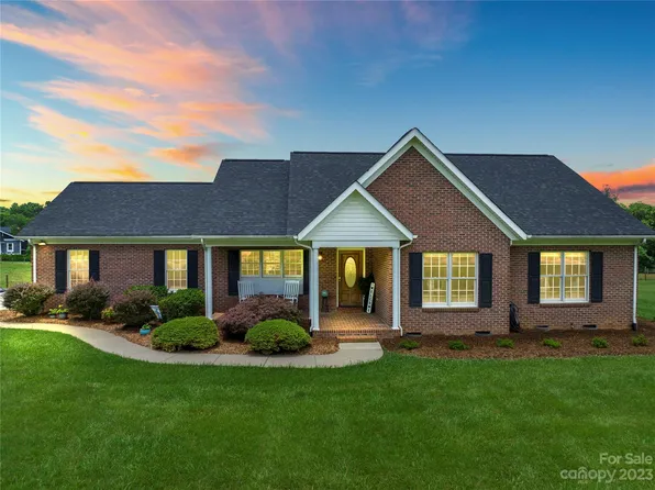 4923 Butner Dr, Hickory, NC 28602