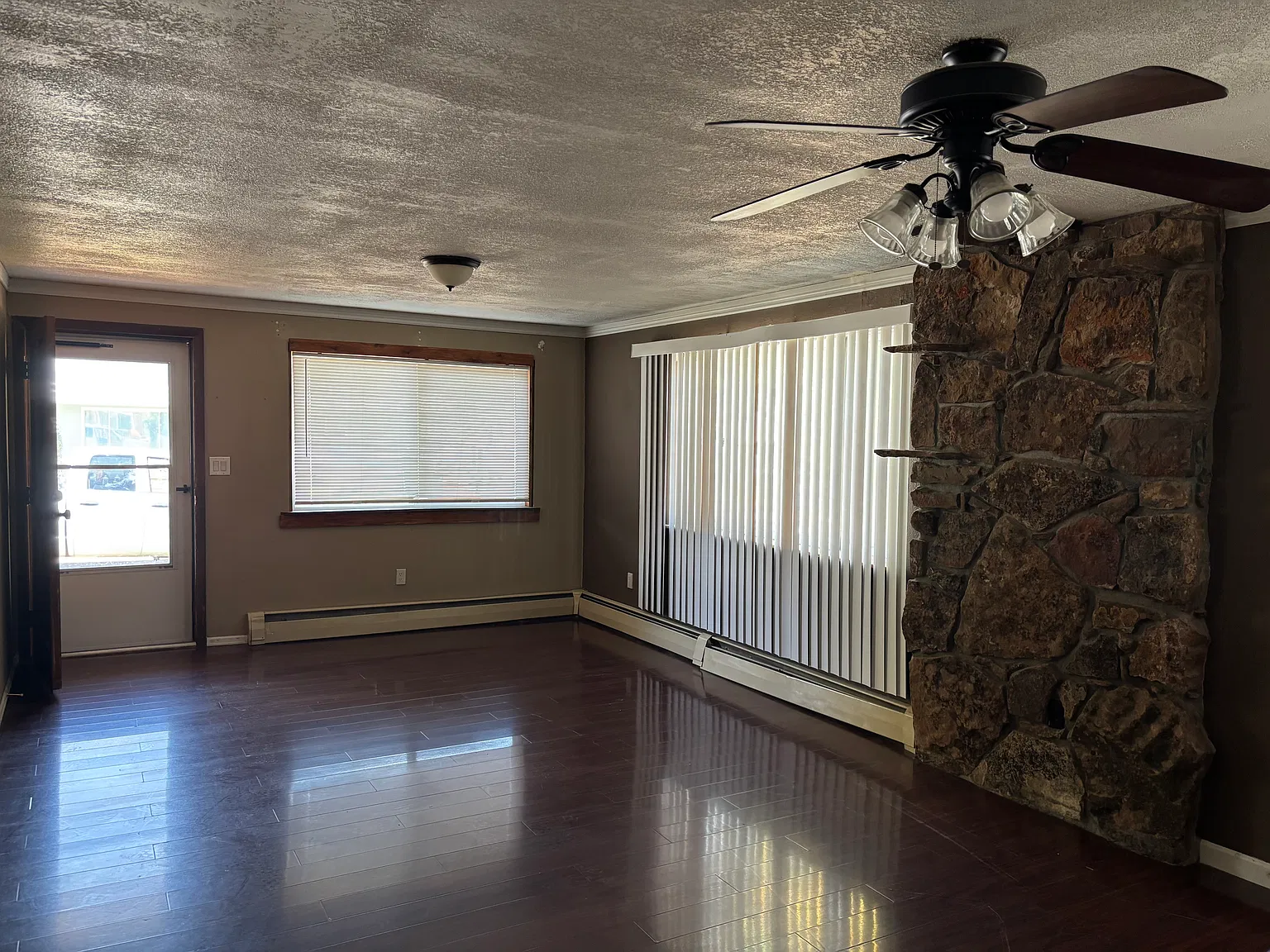 3 bed, 1330 sqft, $2,095 — Photo 4
