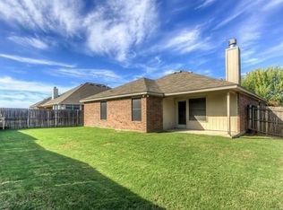 609 Piper Dr, Saginaw, TX 76179