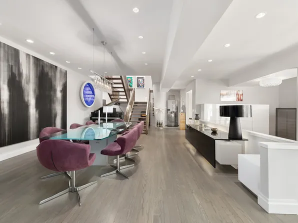 301 East 52nd Street image 8 of 16