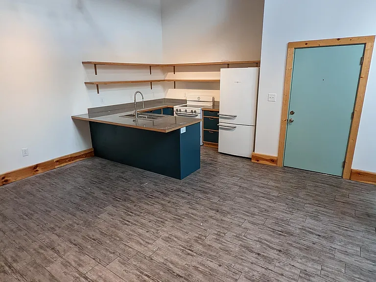 116 E Market St — Photo 6