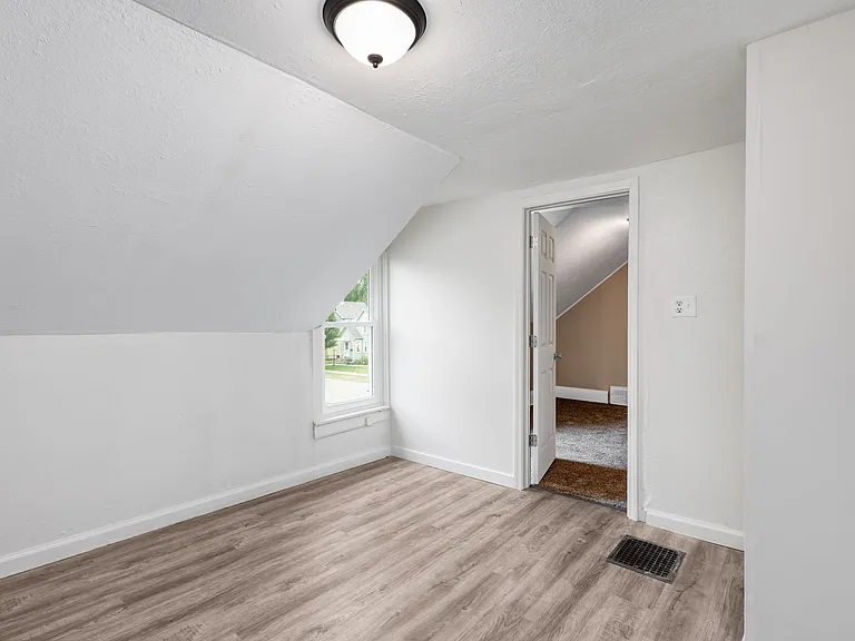 636 S 25th St — Photo 11