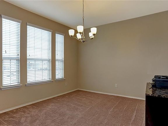 5th image of 402 Dartmouth Dr