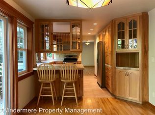 9612 NE Timberlane Pl, Bainbridge Island, WA 98110