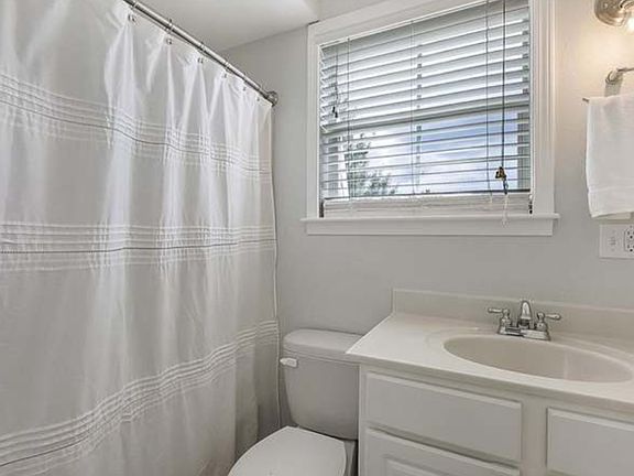 4th image of 4405 Barnett St APT D