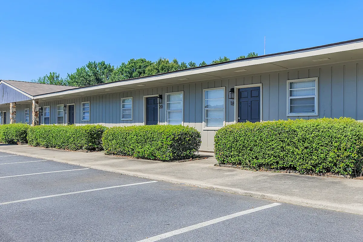 Stonehenge Apartments — Photo 4