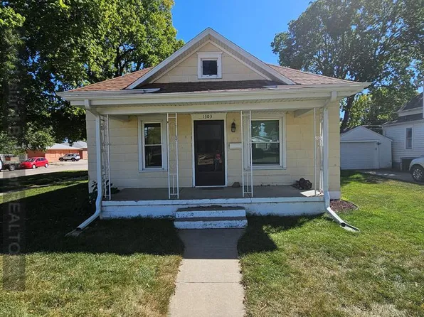 1303 W 5th St, Grand Island, NE 68801