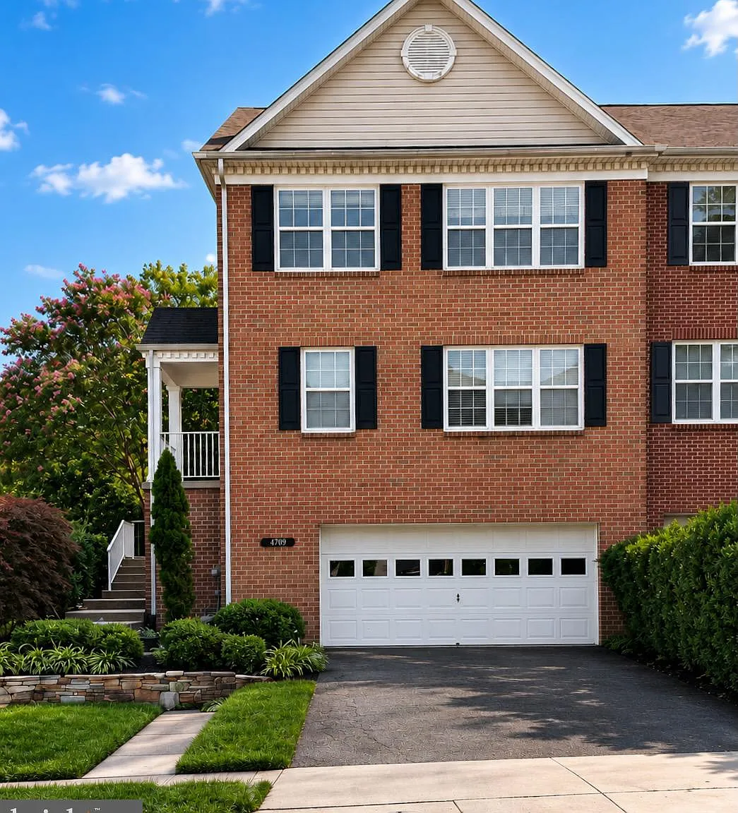 3 bed, 4.0 bath, 2238 sqft, $3,300 — Photo 1