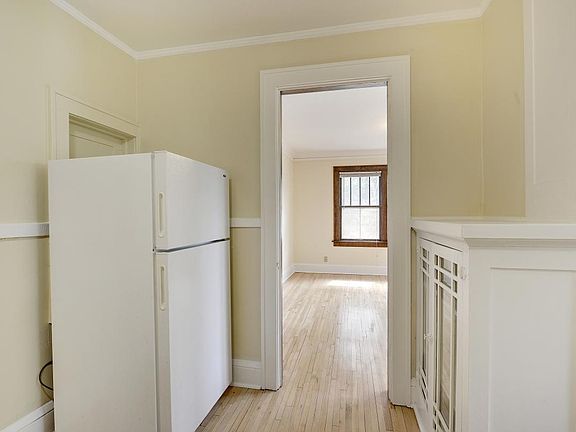 5th image of 108 Pierce St N APT 3