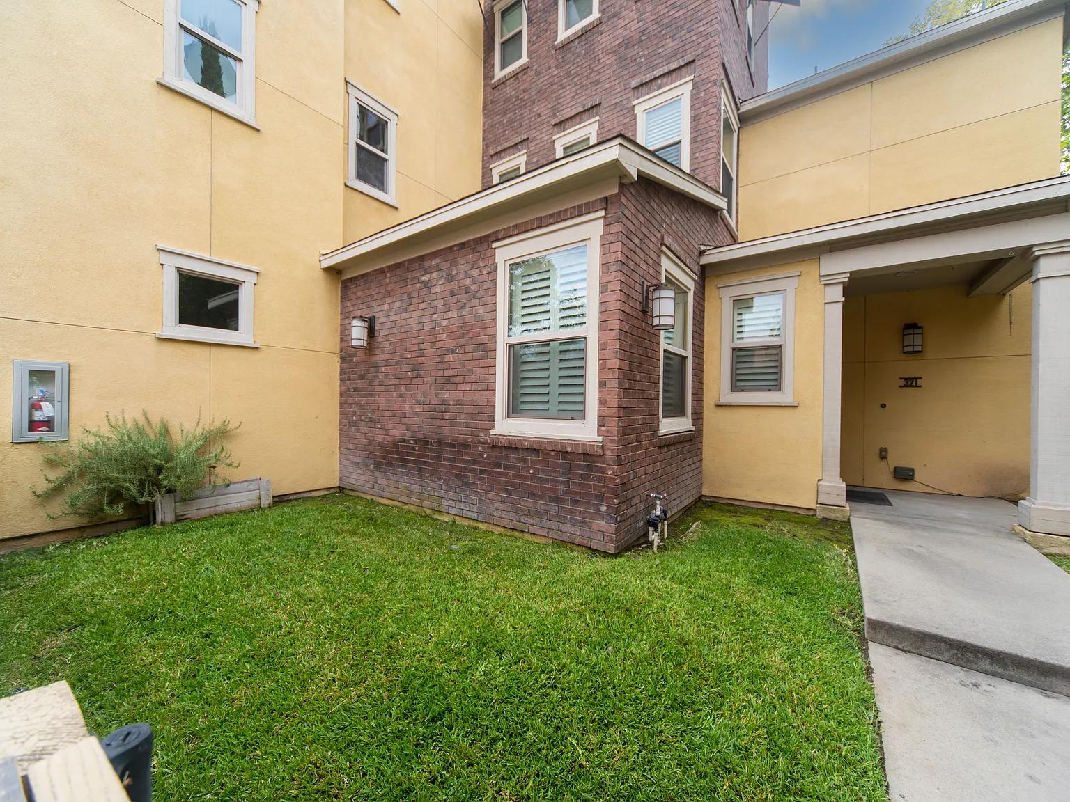 4 bed, 2107 sqft, $3,750 — Photo 3