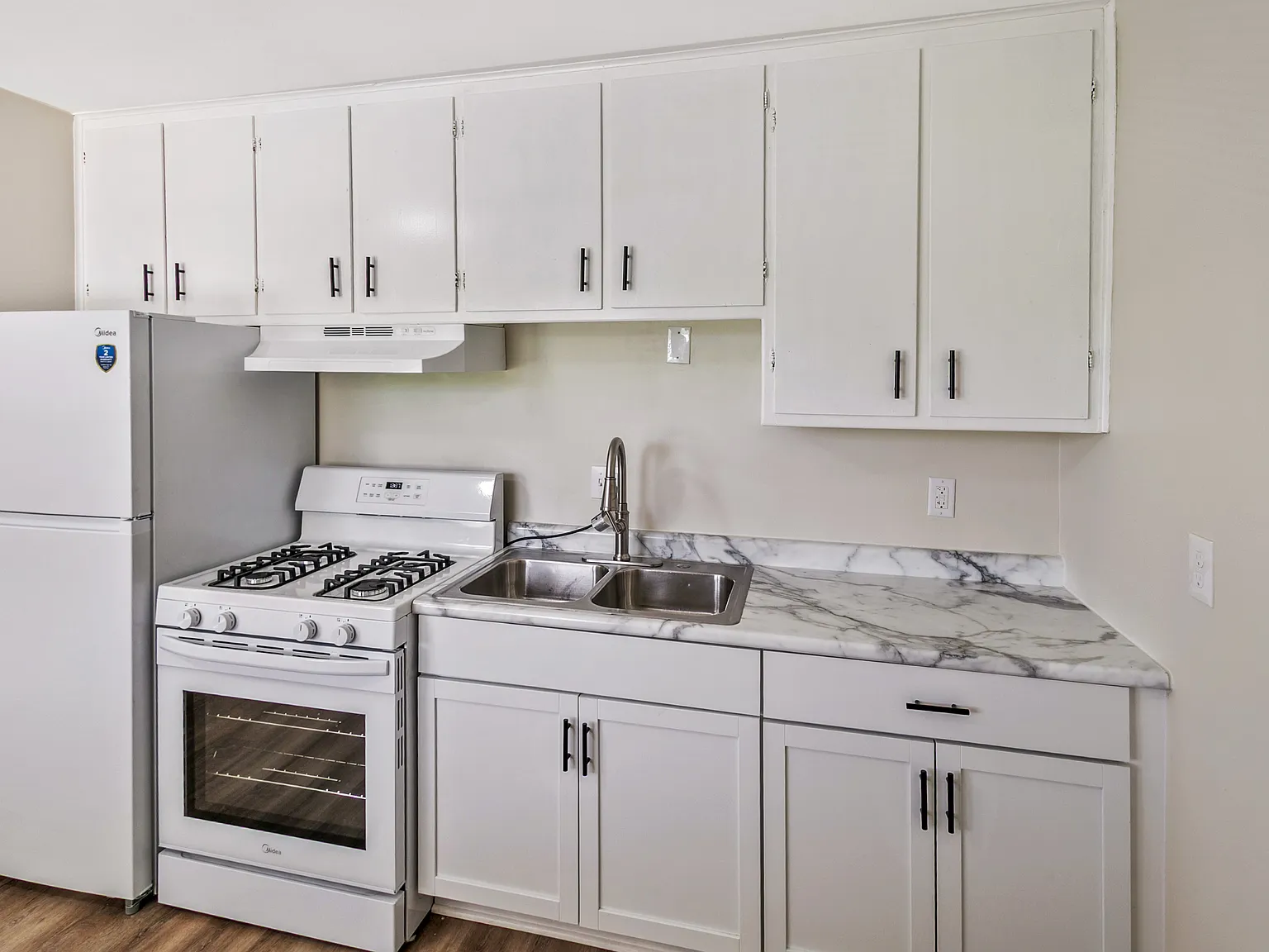 3 bed, 1000 sqft, $1,695 — Photo 2