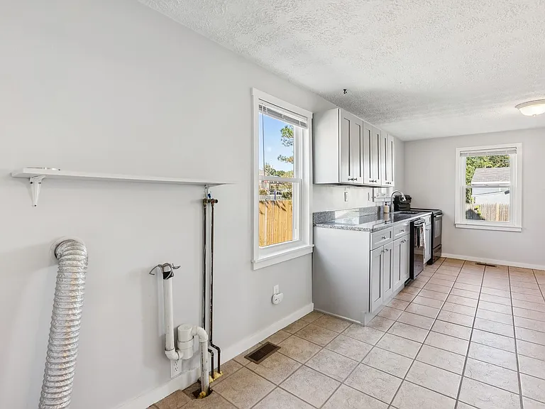 140 & 142 Sawyer Street — Photo 12