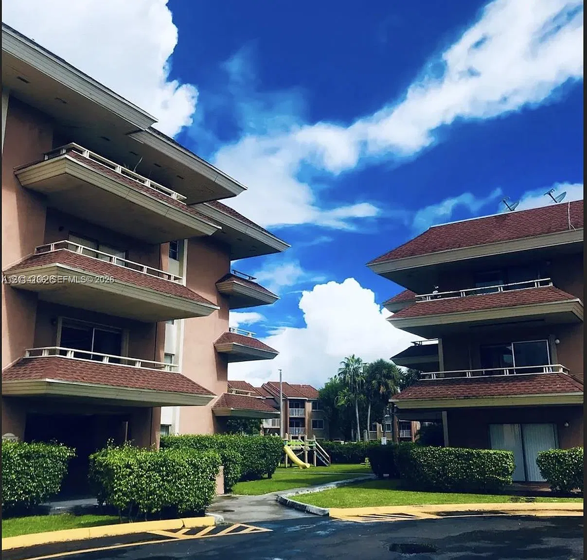 Lakeview Gardens At Miami — Photo 1