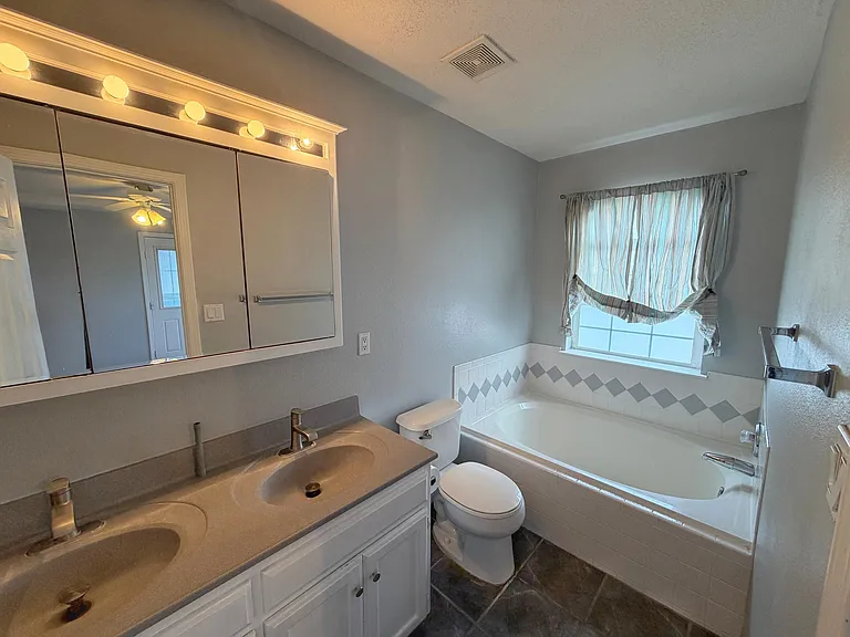 7300 Tricia Rd NE — Photo 43
