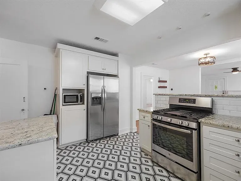 3221 Greene Ave — Photo 5