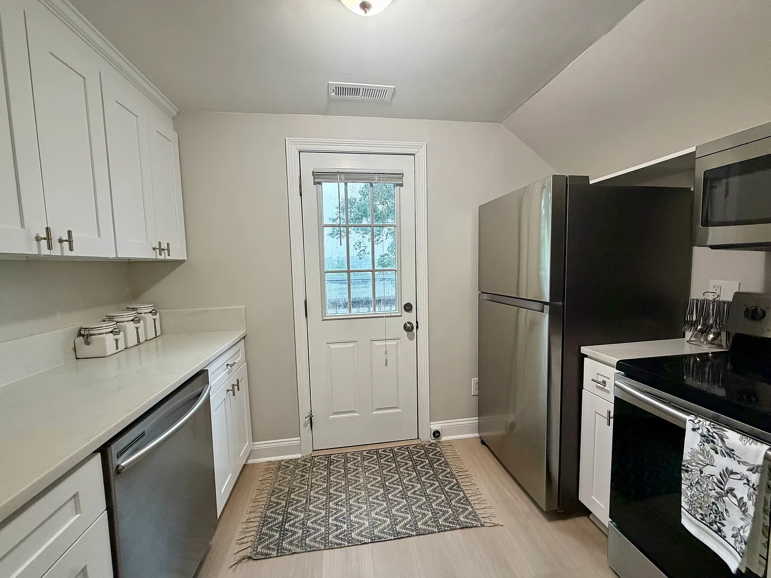 2 bed, 1000 sqft, $2,385 — Photo 3