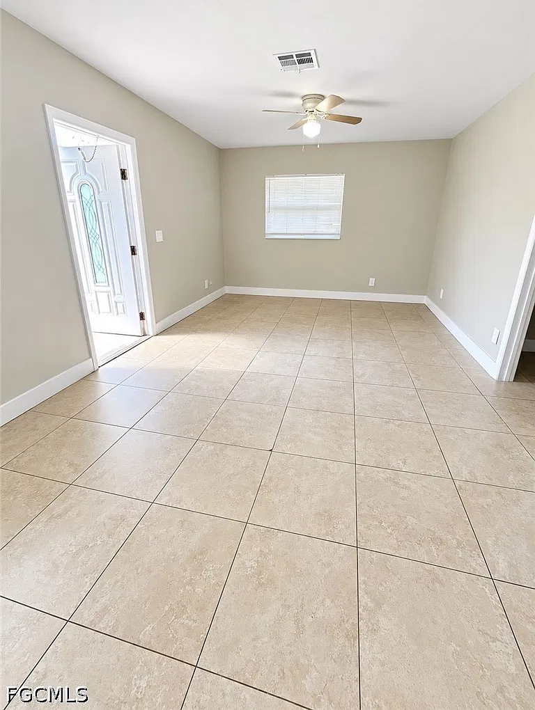 2 bed, 1.0 bath, 3120 sqft, $1,300 — Photo 2