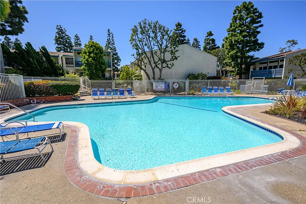 2 bed, 975 sqft, $4,900 — Photo 4