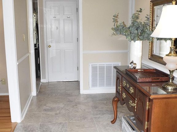 5th image of 111 Hunterdale Dr