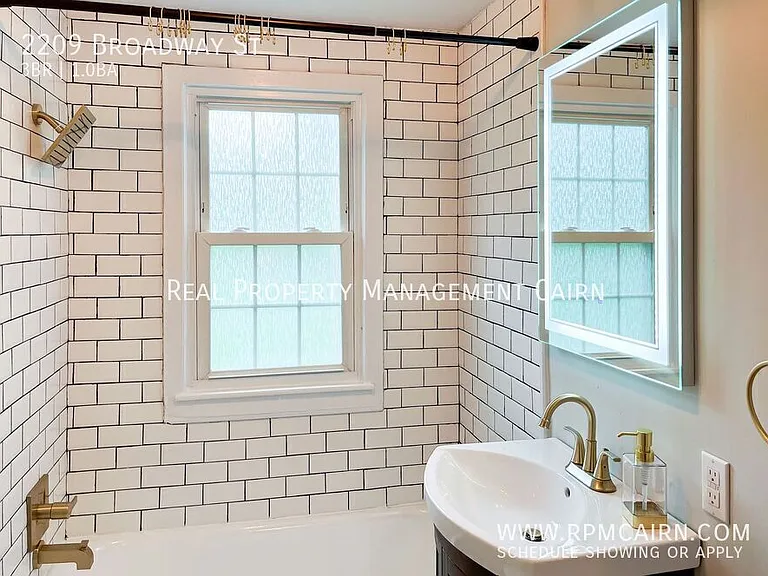 2209 Broadway St — Photo 11