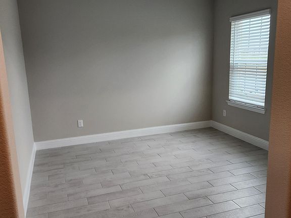 3rd image of 613 Amenduni Ln