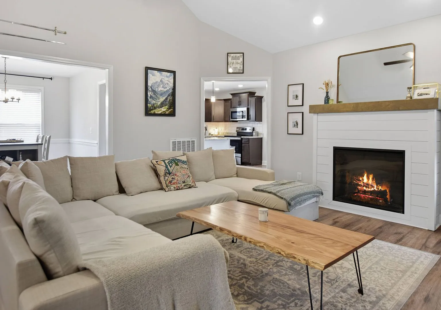 Pet Friendly Four Bedroom with Basement! — Photo 4