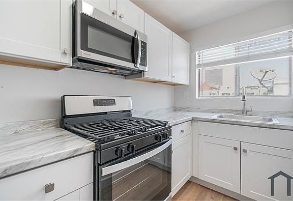 5th image of 845 S Kenmore Ave APT 302