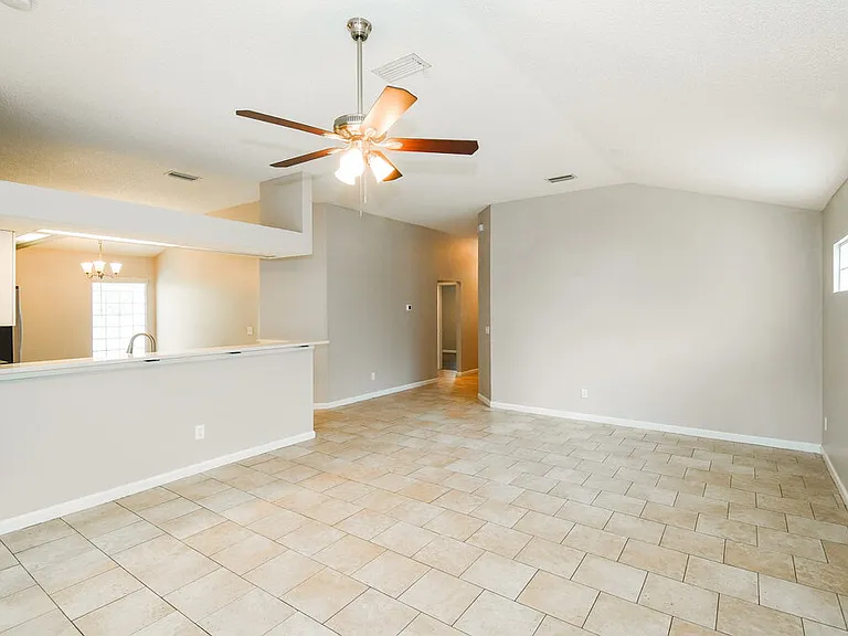 1126 E Brookwood Bluff Rd — Photo 4