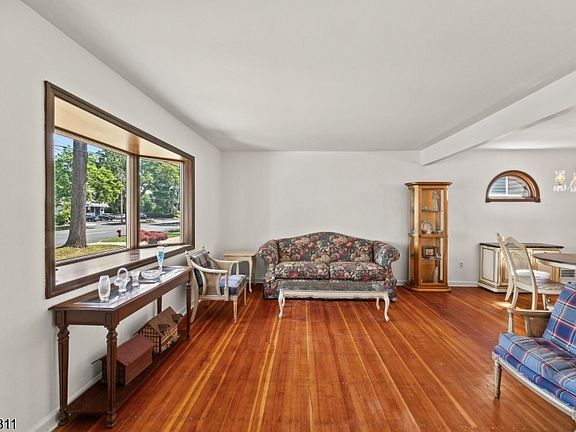4th image of 225 Boulevard