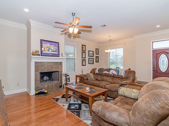3rd image of 104 Zenda St