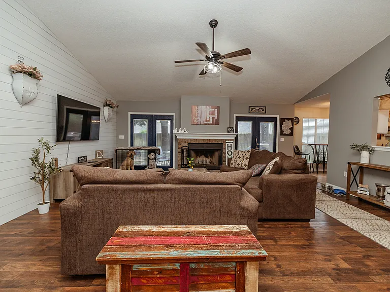 425 Whirlaway Ct — Photo 5