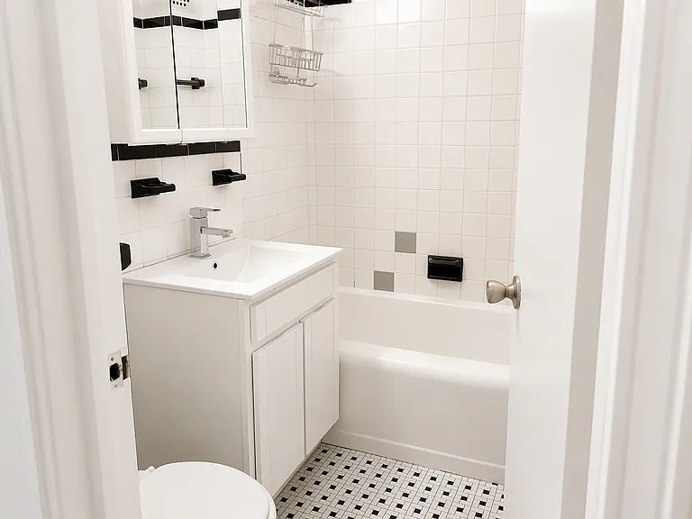 141 E 55th St #5B — Photo 4