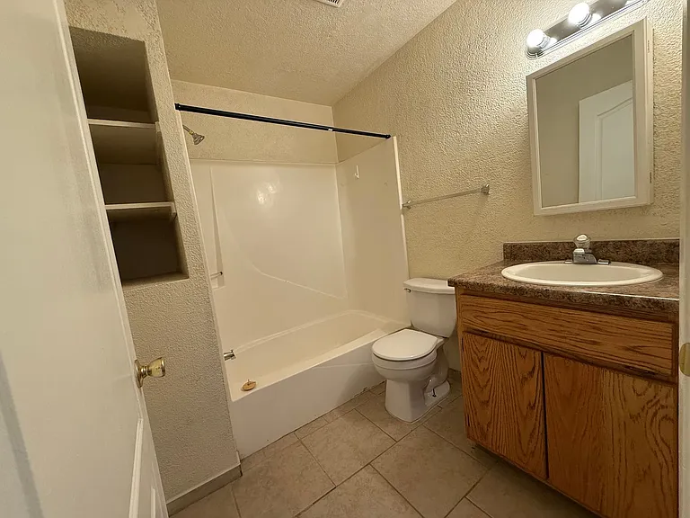 Spacious 2 Bedroom Apartment Near La Mesa Elementary — Photo 11