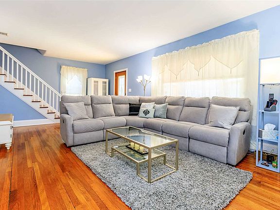 3rd image of 20 Roosevelt St