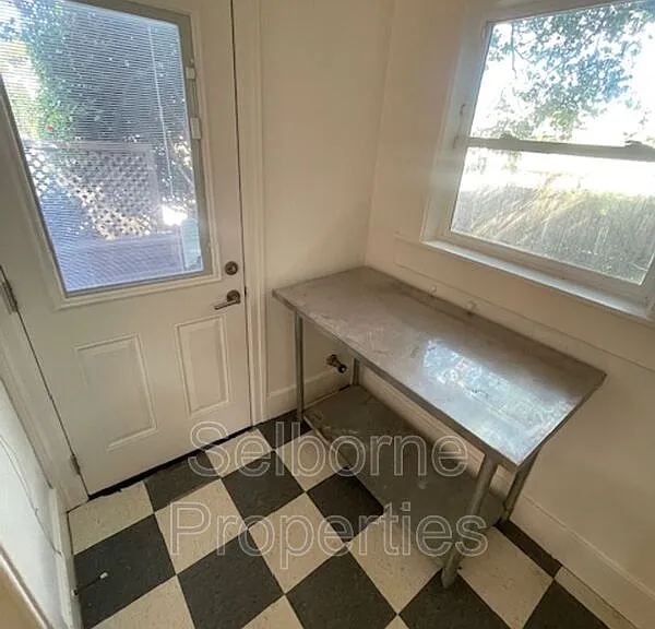 1424 E 20th St — Photo 11