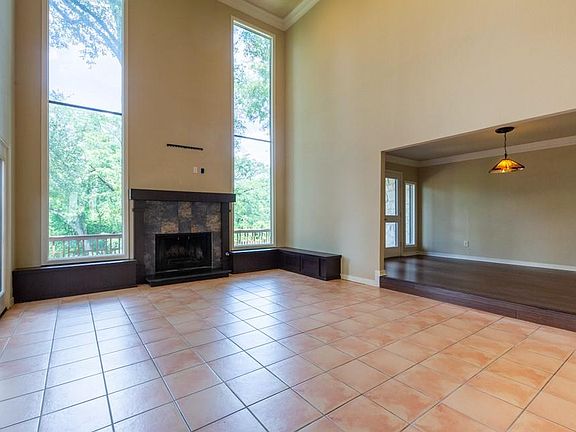 4th image of 10907 Legends Ln